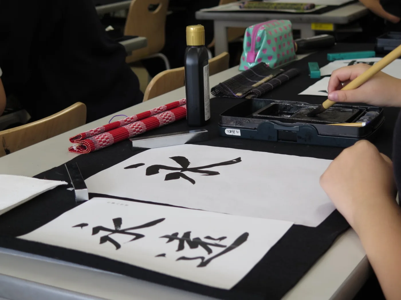 お手本を見ながら、一文字ずつ
